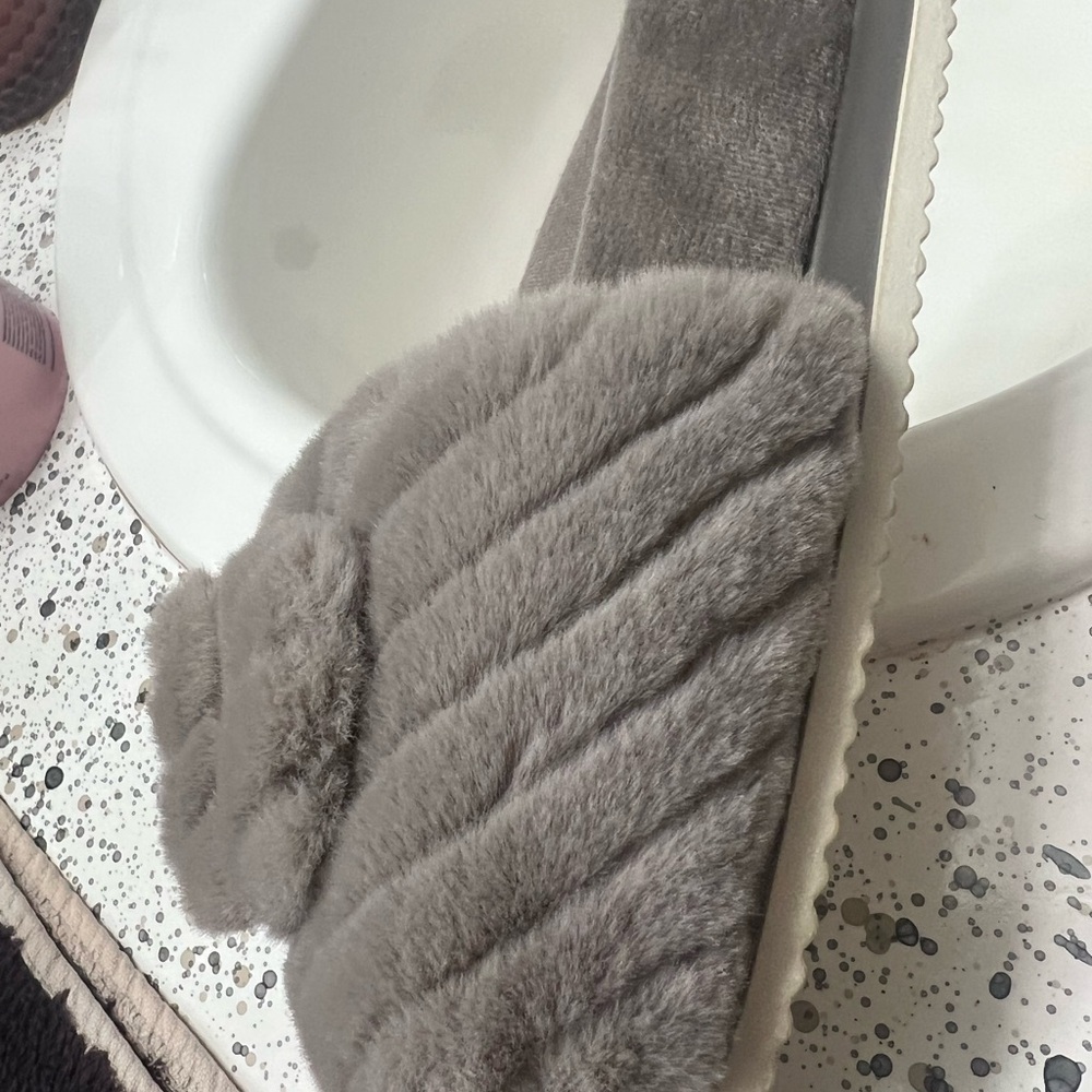 Dr.Scholl’s gray fluffy slipper/sandal great buy never worn✍🏽